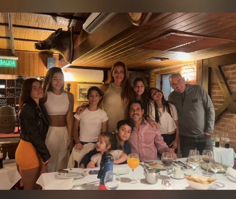 Ingrid Poka celebró su cumpleaños rodeada de sus seres queridos. "¡46 años bien vividos! ¡Con mi familia! ¡Feliz y realizada! ¡Nada que pedir! ¡Todo que agradecer! Gracias a Dios por todo", expresó la exmodelo. (Instagram/Ingrid Poka)