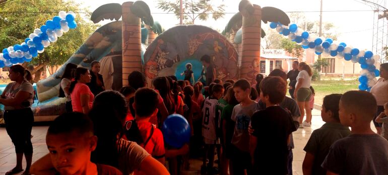 Varios niños están celebrando su día en medio de juegos en Carmelo Peralta.