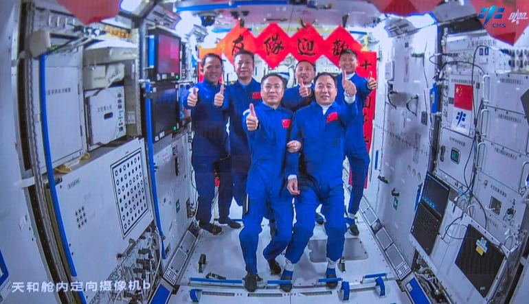 Miembros de la tripulación del Shenzhou-15 con Fei Junlong, Zhang Lu y Deng Qingming. (AFP)