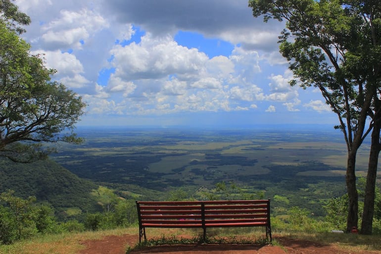 Mirador del Cerro Akatĩ.