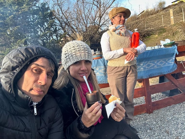 Nelson Cuevas y Ali Ramírez tomando mate en el frío sur argentino.
(Instagram/Nelson Cuevas)