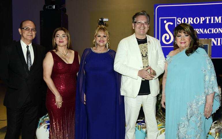 Leonardo López, Olga Lezcano, Adela Mercado, Mili Brítez y Graciela Bittar.