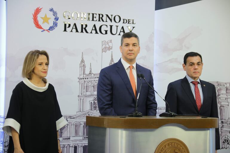 La jefa de Gabinete Civil, Lea Giménez (izq.),  el presidente Santiago Peña y el canciller Rubén Ramírez (foto de archivo)