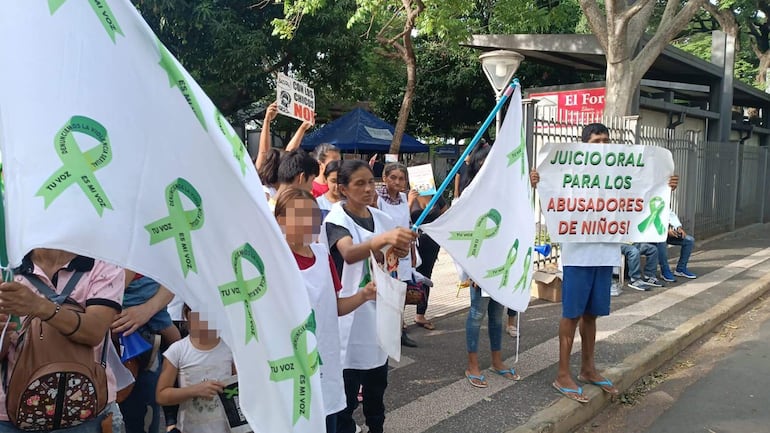 Durante la audiencia preliminar un grupo de personas se manifestó frente al Palacio de Justicia de Asunción, pidiendo que el procesado por abuso sexual en niños vaya a juicio oral.