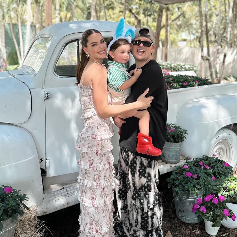 Stephi Stegman, Brunito y Pablo Mejía posando felices el Domingo de Pascua. (Instagram/Stephania Stegman)