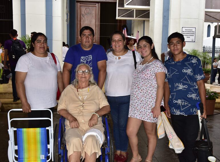 Cristina Génez de Pintos cumplió ayer 73 años junto a su familia en la misa de Caacupé. 