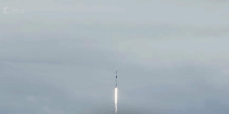 Esta imagen fija tomada de una transmisión de la Agencia Espacial Europea y proporcionada por la ESA muestra el despegue de la misión Hera de la ESA Falcon 9 de SpaceX desde la Estación de la Fuerza Espacial de Cabo Cañaveral, en Florida.