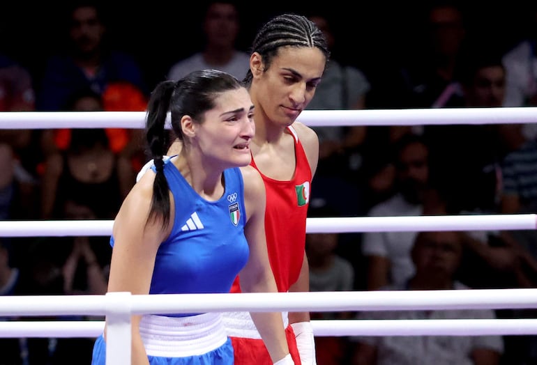 La boxeadora italiana Angela Carini (i) declaró que "no es justo" enfrentar en la categoría mujeres a un rival que según la Asociación Internacional de Boxeo  (IBA) tiene “ventajas competitivas sobre otras competidoras femeninas”. 