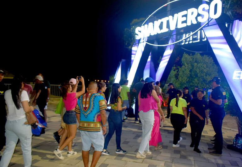 Acceso al "Shakiverso" armado en Barranquilla, un espacio inmersivo que recorre la carrera de Shakira.