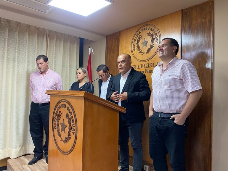 Durante la conferencia, Javier Vera Alias Chaqueñito fue completamente dirigido en todo momento por su colega Bachi Núñez.