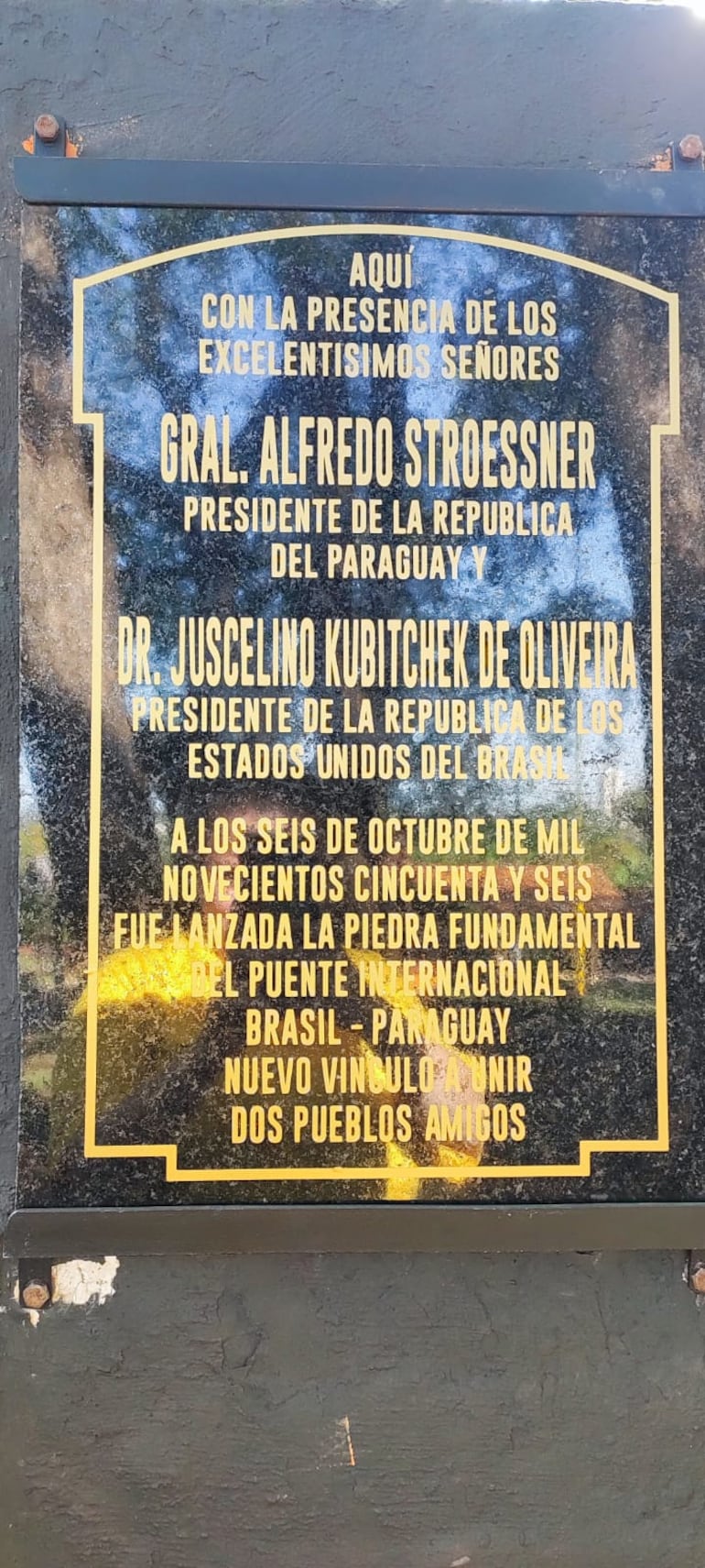 Las placas descubiertas hoy mencionan al dictador Stroessner.