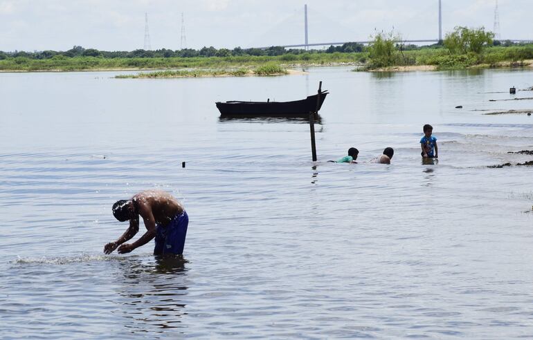 Un adulto y un grupo de niños se metieron a la bahía pese a la prohibición y al riesgo por la alta contaminación.