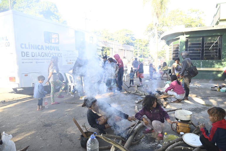 Indígenas siguen en la calle, en la vereda, sobre la Avenida Artigas, donde hoy fueron atendidos por el Ministerio de Salud Pública.