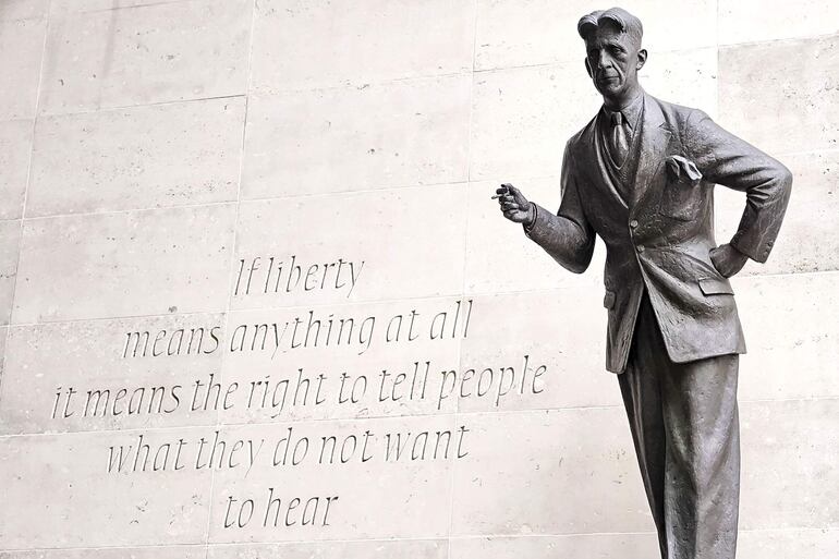 Vista de la estatua de George Orwell en la sede de la BBC en Londres en la que se puede leer uno de sus lemas: "Si Libertad significa algo, es decirle a la gente lo que no quiere oír".