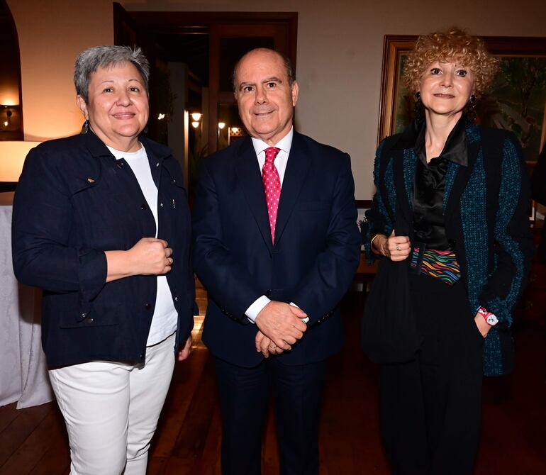 Laura Gallardo, Francisco Gormaz, embajador de Chile en Paraguay y Silvia Fernández. 