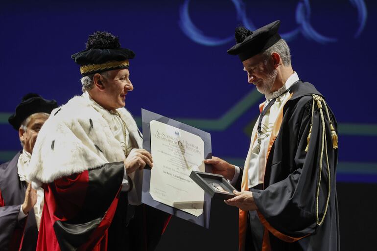 Felipe VI durante la ceremonia celebrada en el Teatro San Carlos, en la que ha sido investido como Doctor Honoris Causa por la Universidad Federico II de Nápoles. (EFE/ Chema Moya)
