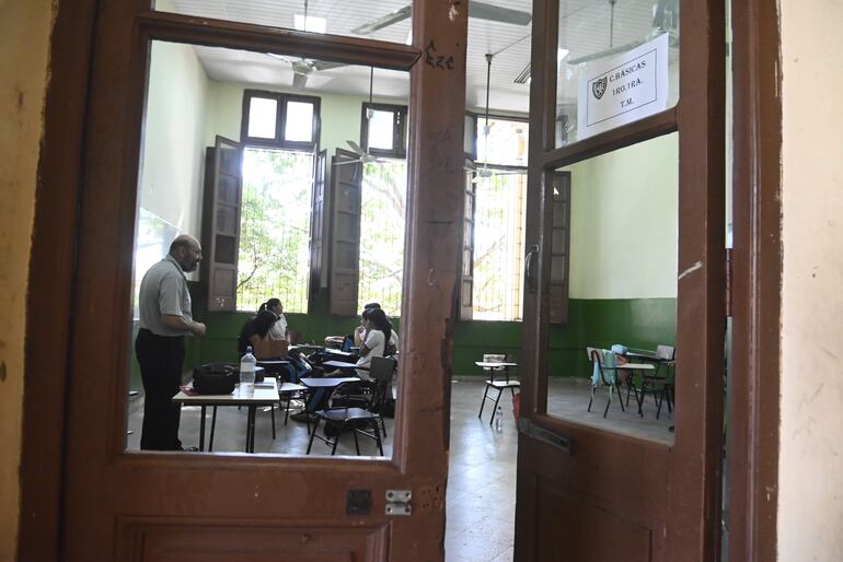 En esta sala del Colegio Nacional Asunción Escalada, no funcionan ventiladores y las puertas no cuentan con vidrios.