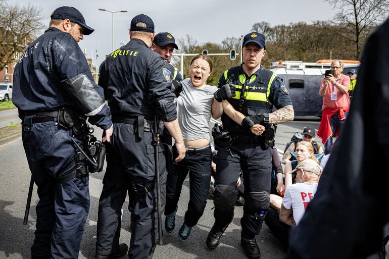 Detuvieron a la activista climática Greta Thunberg durante una protesta en Países Bajos.