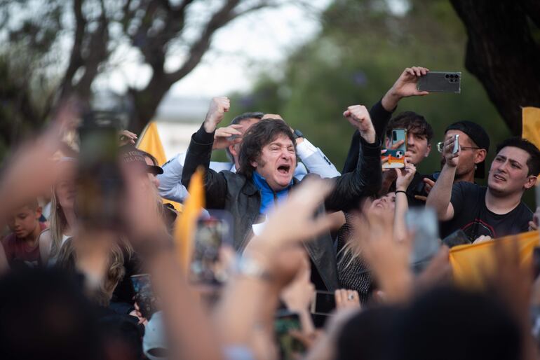 El candidato presidencial argentino Javier Milei saluda hoy a sus simpatizantes durante un acto de campaña, en el Monumento Nacional a la Bandera en Rosario (Argentina).