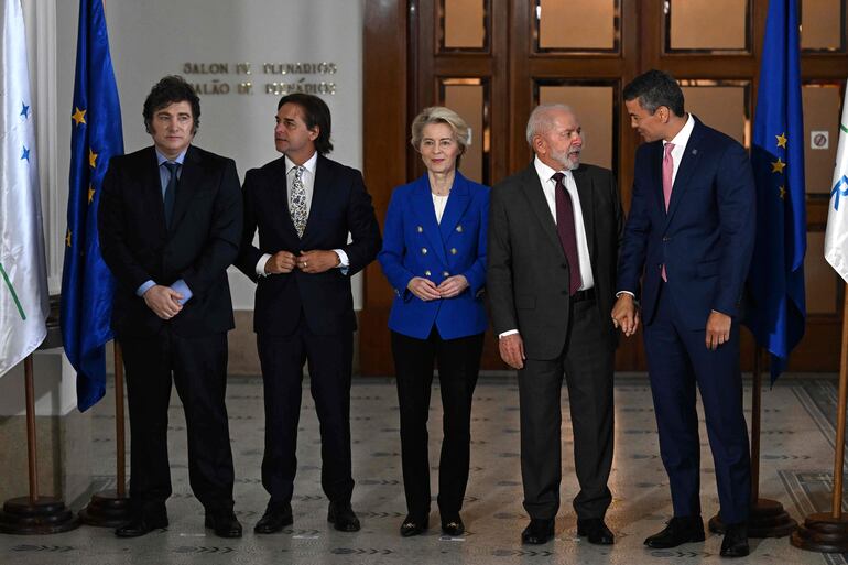 Los presidentes: Javier Milei (Argentina), Luis Lacalle Pou (Uruguay), Úrsula von der Leyen (Comisión Europea), Luiz Inacio Lula da Silva (Brasil) y Santiago Peña (Paraguay), en Montevideo. 