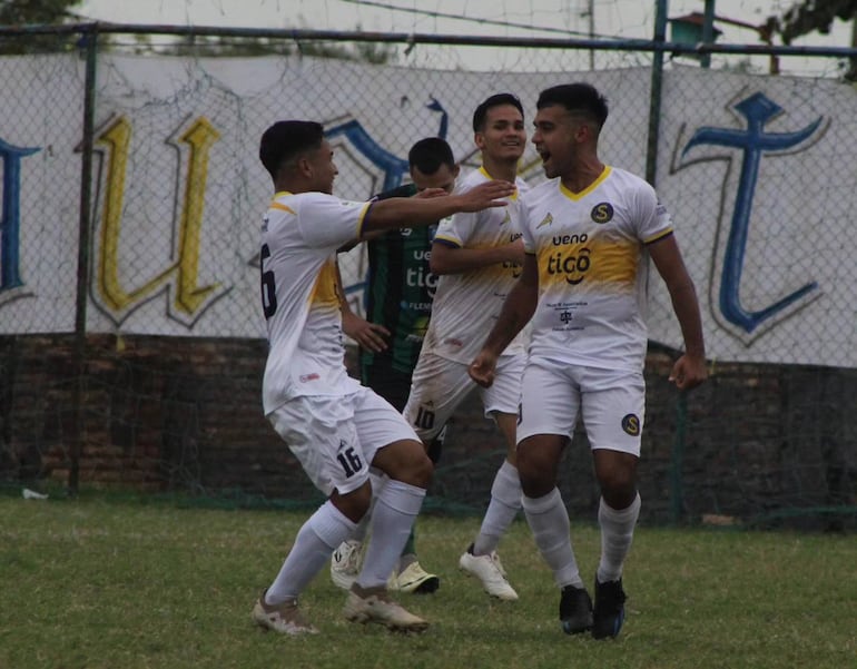 Grito de gol de Robert Díaz, quien festeja su anotación con Jesús González y Matías Martínez. (Foto: APF)