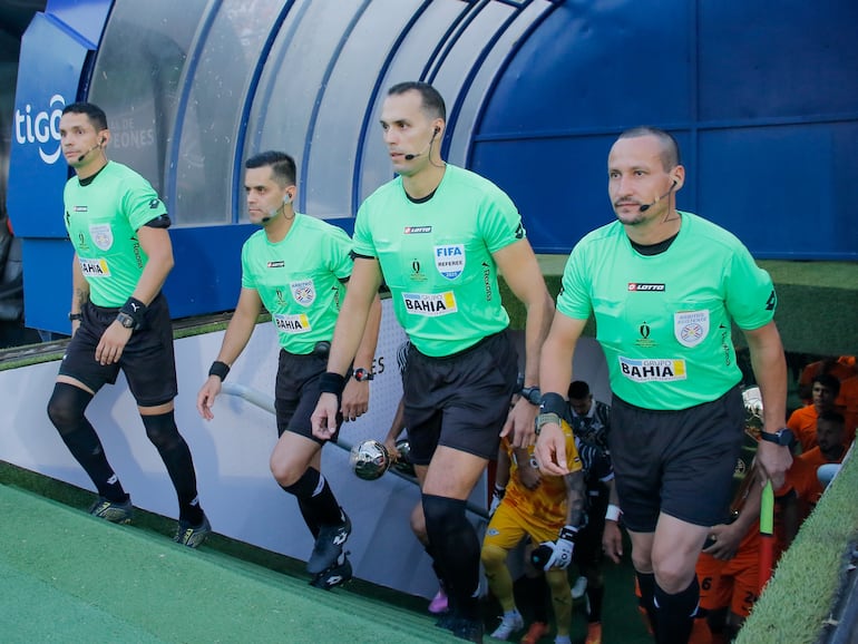 David Ojeda (seg. de der. a izq.) será el árbitro principal del primer superclásico de la temporada 2025 del fútbol paraguayo.