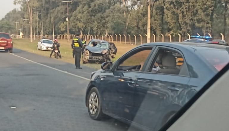 La parte frontal del vehículo quedó destrozado.