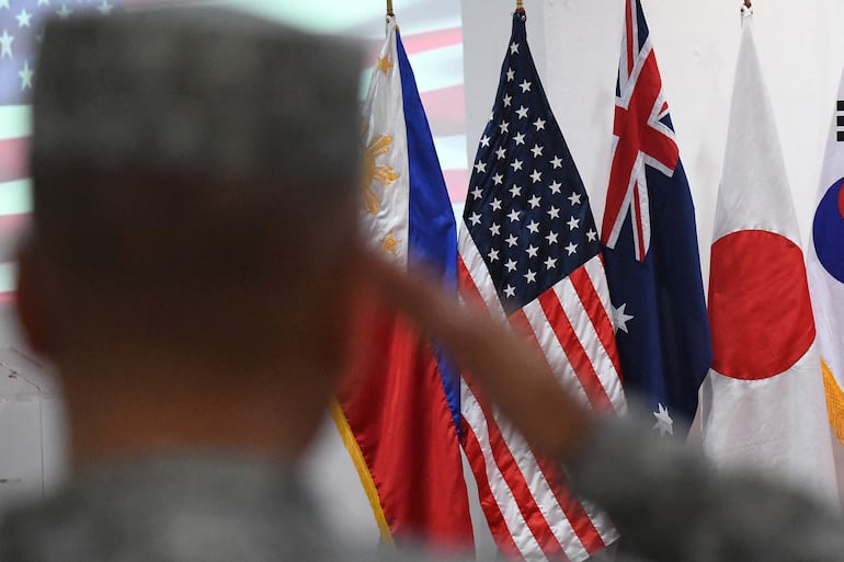 Banderas de Estados Unidos, Filipinas, Australia, Japón y Corea del Sur durante un acto  de apertura de ejercicios militares conjuntos en Manila.