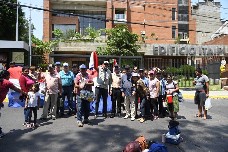 Un grupo de los manifestantes, frente a Itaipú.