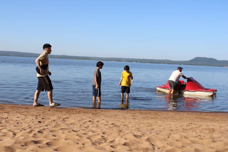 Las aguas del Lago de Ypacaraí no están habilitadas pero igual la gente ingresa con sus familias.