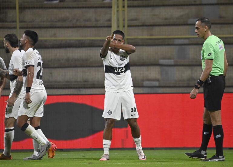 El árbitro Juan Gabriel Benítez, en el partido de Olimpia frente a Trinidense en Encarnación, observa el festejo de Hugo Adrián Benítez.