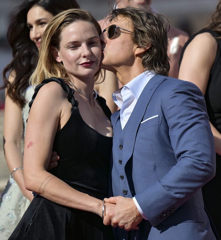 Tom Cruise besa a la actriz Rebecca Ferguson durante una sesión de fotos para la séptima entrega de la saga "Misión imposible".