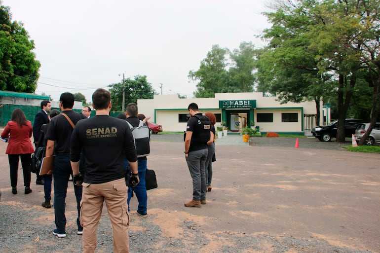 Agentes de la Senad intervienen en la Dimabel, el martes.