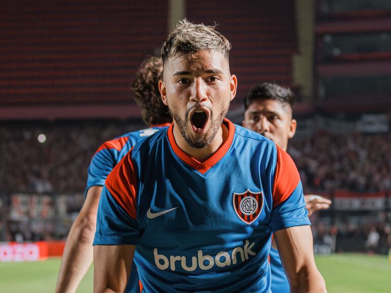 Iván Leguizamón, jugador de San Lorenzo de Almagro, festeja un gol en el partido frente a Chacarita por la Copa Argentina 2024 en el estadio Brigadier López, en Santa Fe, Argentina.