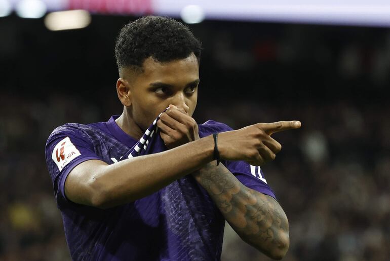 El brasileño Rodrygo Goes, jugador del Real Madrid, celebra un gol en el partido frente al Athletic Bilbao por la jornada 30 de LaLiga en el estadio Santiago Bernabéu, en Madrid, España.