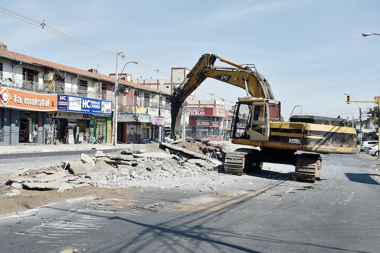 El MOPC procedió desde el miércoles a la demolición de las paradas del fracasado metrobús, cuyas obras costaron U$S 30 millones.