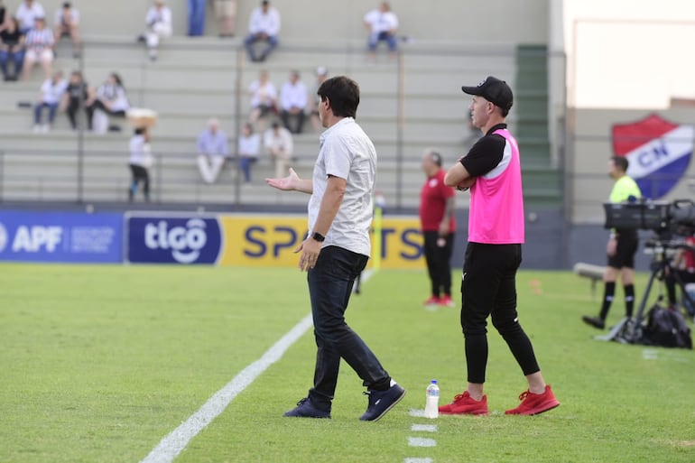 El entrenador Daniel Garnero (camisa) en el último partido con Libertad antes de asumir en la selección paraguaya.