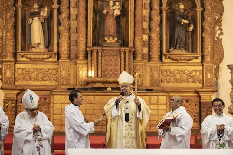 El Cardenal Martinez anunciando que esta llegando poco a poco el obispo para Caazapá.