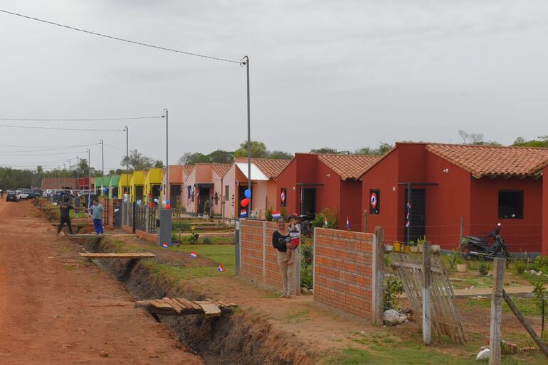 Las viviendas sociales tienen un diseño establecido, mientras que las casas ofertadas en Che Róga Porã pueden variar entre tamaño, diseño e incluso, pueden ser duplex, chalet o departamento. 