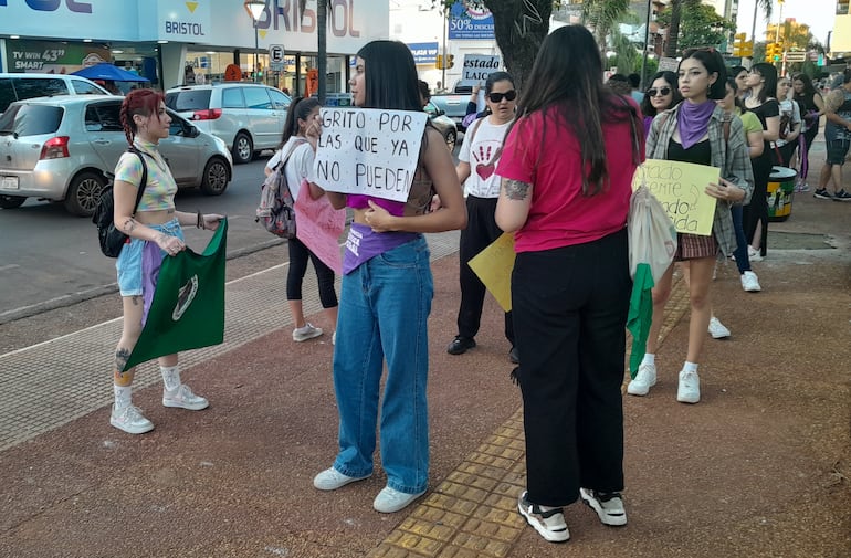 Mujeres jóvenes preparándose para partir a la marcha