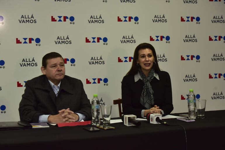 El viceministro de Comercio Francisco Ruiz Diaz y Carina Daher presidenta de Cemap durante la conferencia de prensa ayer en la Expo, donde brindaron detalles sobre la industria maquiladora