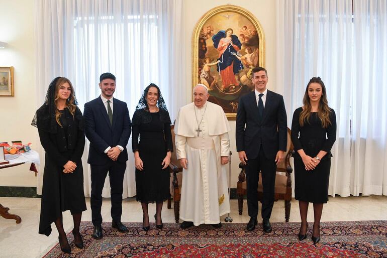 Serenella Argaña, Gonzalo Peña, Leticia Ocampos, Santiago Peña y Costanza Peña posan con el papa Francisco. (Presidencia de la República)