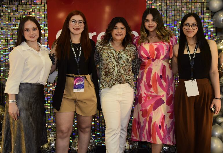 Rebeca Amarilla, Fabiana Florentín, Rocío Cabañas, Paloma Tulio y Clara Benítez.