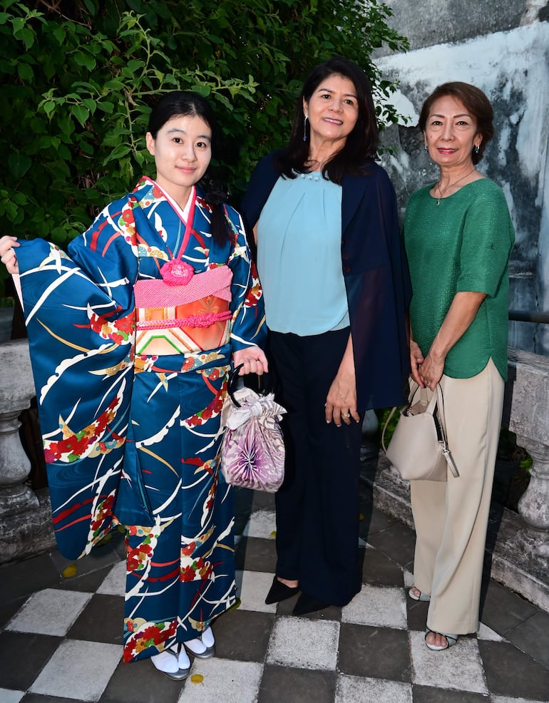 Misato Arai, Miryam Nishijima y Yukari Obara. 