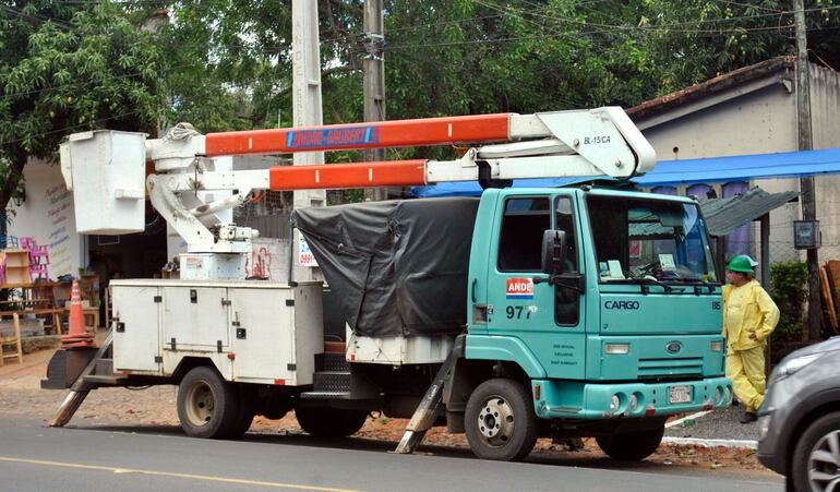 Los funcionarios de la ANDE retiraban los cables ante una supuesta necesidad, pero los entregaban a una firma tercerizada.