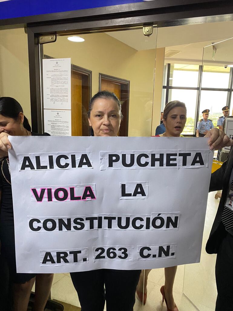 Yolanda Paredes (PCN) exhibió un cartel en el que indica que Alicia Pucheta viola la Constitución. A su izquierda Kattya González (PEN).