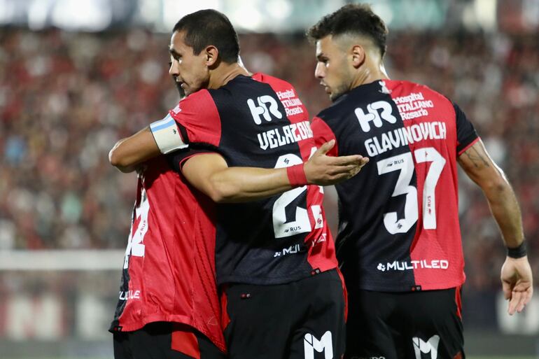 El paraguayo Gustavo Velázquez (23), jugador de Newell's, celebra un gol en el partido frente a San Lorenzo de Almagro por la octava jornada de la Copa de la Liga Profesional en el estadio Marcelo Bielsa, en Rosario, Argentina.