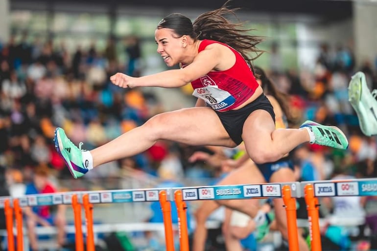 Impresionante toma de Avril, que se encamina a ganar la categoría Sub 18 de los 60 metros con valla, en Sabadell, el domingo.