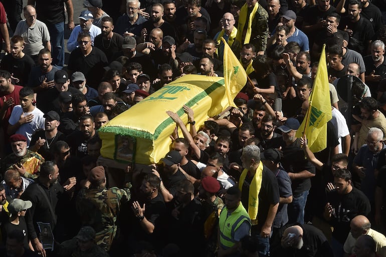 Los dolientes llevan el ataúd del comandante de Hezbollah Ali Jamal Aldin Jawad, muerto en un ataque israelí, durante la procesión fúnebre en Beirut, Líbano, el 06 de agosto de 2024. 