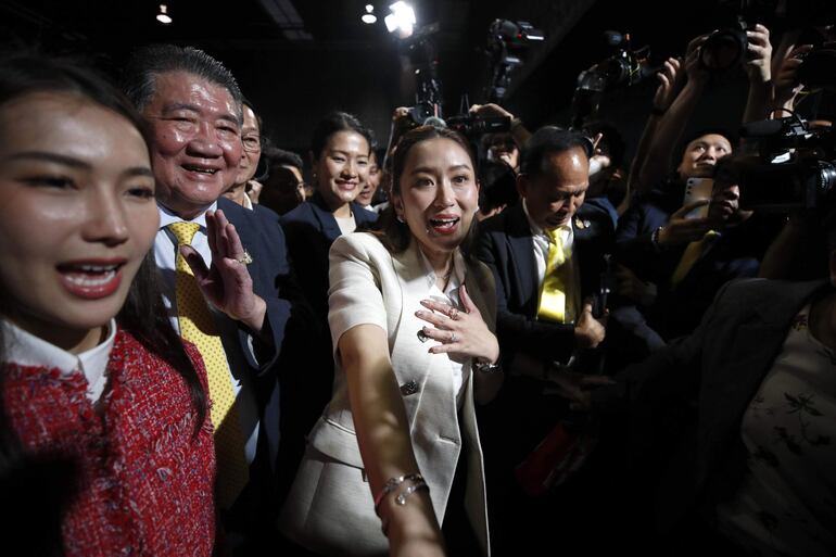 La primera ministra de Tailandia, Paetongtarn Shinawatra (C).